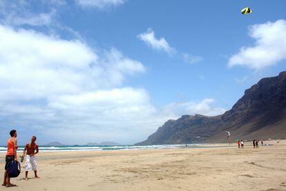 La playa de Famara se extiende a lo largo de seis kilómetros en Teguise, al norte de Lanzarote.