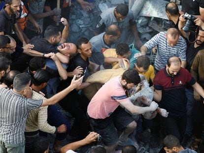 Ataque israelí al campo de refugiados de Al Magazi, en el centro de la franja de Gaza, este domingo.