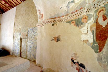Small hermitage of Perazancas de Ojeda that preserves a singular and almost unique set of Romanesque wall paintings in the area.  Usually closed, it has a custodian.