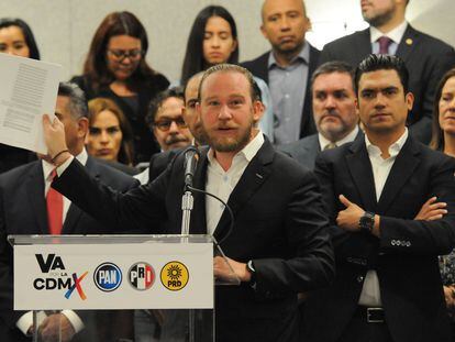 El alcalde de Benito Juárez, Santiago Taboada, junto a líderes de oposición, este miércoles en Ciudad de México.