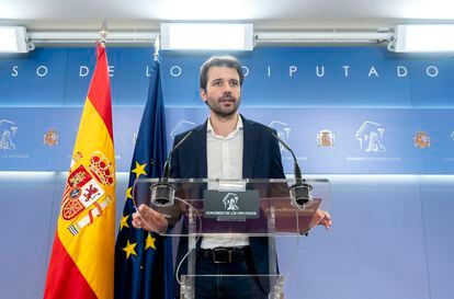 El diputado de Podemos y secretario de la Mesa del Congreso, Javier Sánchez Serna, este martes en rueda de prensa en el Congreso.