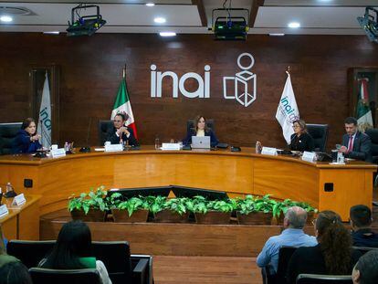 Comisionados del INAI durante una sesión extraodinaria en la sede del instituto en Ciudad de México, el pasado 31 de marzo.