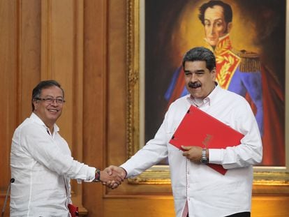 El presidente de Venezuela, Nicolás Maduro, saluda a su homólogo de Colombia, Gustavo Petro, después de una rueda de prensa, en Caracas, el 1 de noviembre de 2022.