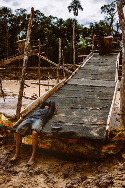 El trabajo en las charcas del oro es extenuante. Supone sumergirse en aguas opacas y contaminadas, bombear la arena sobre rampas rudimentarias tapizadas de alfombras y rezar para que el polvo de metal precioso se quede atrapado en sus pliegues.