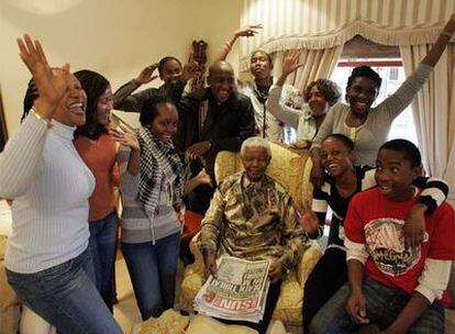 Nelson Mandela, rodeado de algunos familiares ayer en su casa.