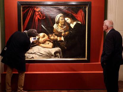 Visitantes contemplan la pintura 'Judith decapitando a Holofernes' en París.