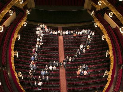 Alcaldes y regidores de los municipios que participan en el Liceo a la Fresca dibujan la silueta de Catalu&ntilde;a y Menorca en el teatro.