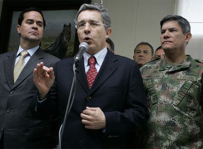 Uribe (centro) anuncia su decisión sobre Piedad Córdoba, junto al alto comisionado para la Paz, Frank Pearl (izquierda), y el ministro de Defensa, Freddy Padilla.