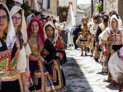 Trajes típicos con ricos bordados durante la última celebración del Corpus en Lagartera (Toledo). 