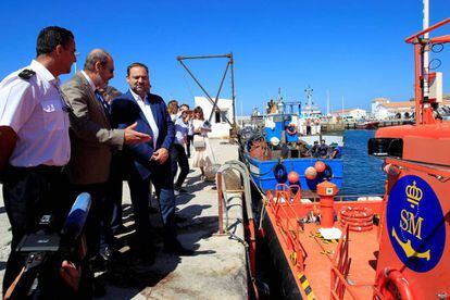 El ministro de Fomento, José Luís Ábalos, en el puerto de Tarifa (Cádiz). 