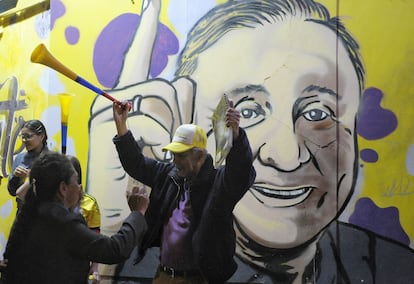 Simpatizantes del candidato presidencial Rodolfo Hernández acuden a la sede de campaña tras la jornada de elecciones a presidente de Colombia para el periodo 2022-2026, en Bogotá, Colombia.