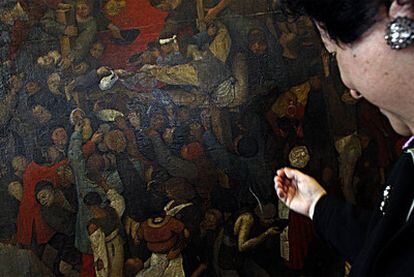 La conservadora jefa de pintura flamenca del Prado, Pilar Silva, ayer ante la obra.