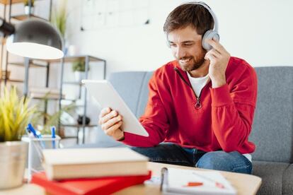El Banco Santander estrena el premio emprendimiento universitario Santander X Spain Award 2021. Pretende impulsar las mejores ideas de negocio en fase de proyecto las startups españolas ya constituidas. 