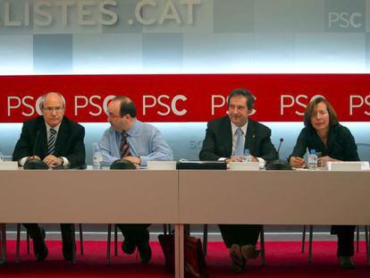 De izquierda a derecha, el expresidente de la Generalitat, José Montilla, el portavoz y viceprimer secretario de los socialistas catalanes (PSC), Miquel Iceta, el alcalde en funciones de Barcelona, Jordi Hereu, y la diputada Montserrat Turá, durante la reunión que ha mantenido esta mañana la ejecutiva del partido.