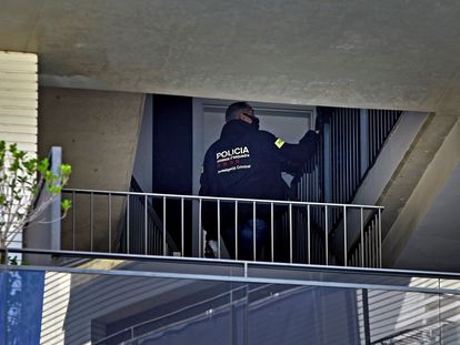 La policía realiza una inspección en un piso de la provincia de Girona.