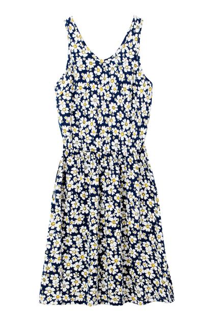 Vestido sin mangas ajustado a la cintura. Es de Kling (24,90 euros)