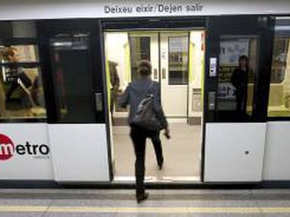 Una mujer sube a un vagón de metro en la estación de Facultats de Valencia. EFE/Archivo