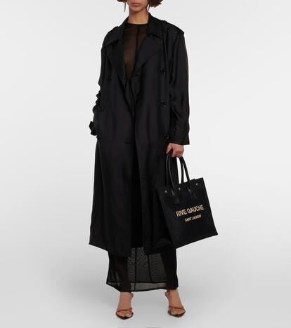 Yves Saint Laurent homenajea los inicios de la marca prêt-à-porter en esta interpretación del clásico estival. Un eterno aliado que respira sobriedad y conjugarás con el resto de tu vestidor. 1.550 euros.