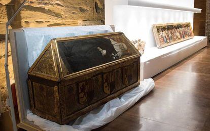Una de las arquetas funerarias del siglo XV que han vuelto a Sijena en la operación del pasado lunes en el Museo de Lleida.