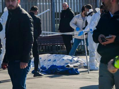 Forenses trabajan en la zona dónde los dos atacantes han sido abatidos, este martes frente al Palacio de Justicia de Estambul.