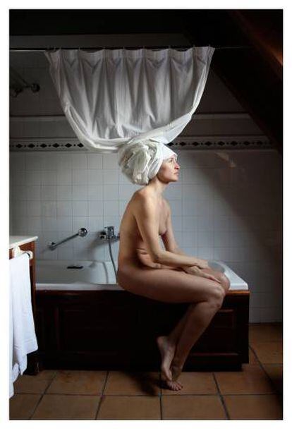 'Mujer casa', una de las fotografías de esta serie de Paula Ospina.