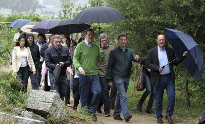 Fotografía facilitada por el PP de Rajoy acompañado por dirigentes del partido en Pontearnelas (Pontevedra).