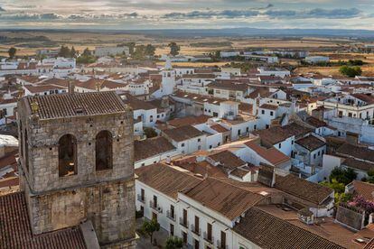 La torre de Santa María del Castillo y vista del pueblo de Olivenza, en la provincia de Badajoz.