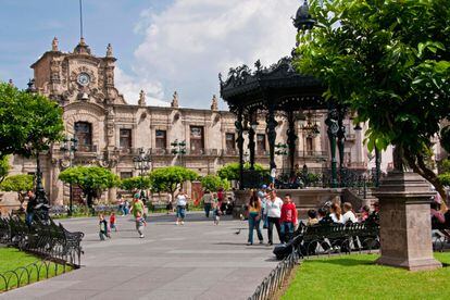 Vista de la plaza de Armas de Guadalajara, con el Palacio de Gobierno.
