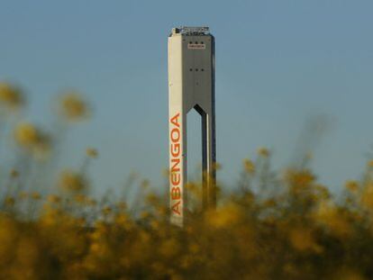Una torre de una planta solar de Abengoa.