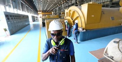 Un trabajador en una central eléctrica, en Lagos (Nigeria).