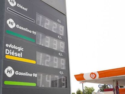 Panel informativo de precios de los combustibles en una gasolinera de Madrid. 