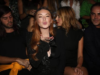 Lindsay Lohan lanza un beso a la cámara desde la primea fila del desfile de Malne.