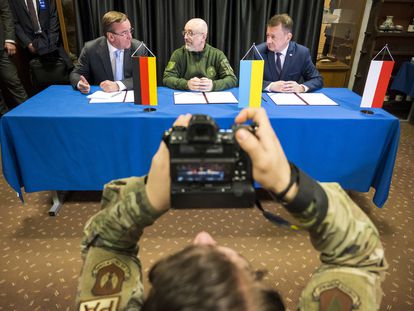 Desde la izquierda, los ministros de Defensa Boris Pistorius (Alemania), Oleksii Reznikov (Ucrania) y Mariusz Blaszczak (Polonia), durante la firma del acuerdo en la base de Ramstein, este viernes.