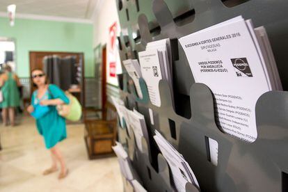 Ambiente electoral en el colegio Sagrado Corazón Esclavas de Málaga. Un 51,22% del censo había ejercido su derecho a media tarde, siete puntos menos que en 2015.