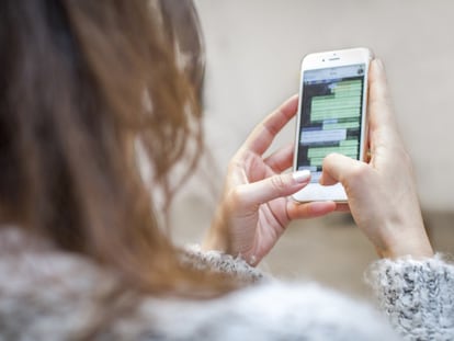 Una mujer participa en un grupo de WhatsApp.