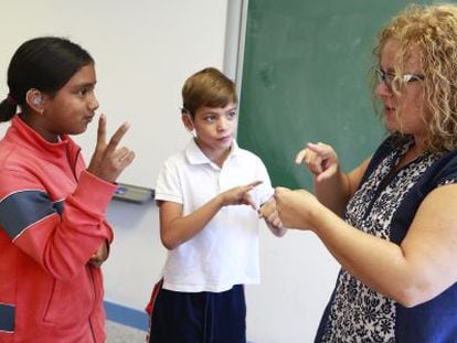 Maite, responsable de lenguaje de signos, habla con alumnos sordos.