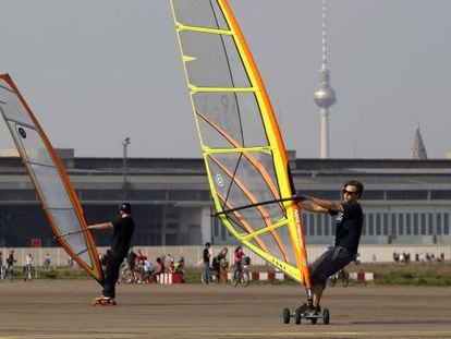 Practicantes de windsurf sobre las pistas del antiguo aeropuerto berlin&eacute;s de Tempelhof.