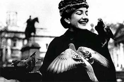 María Callas, en Trafalgar Square (Londres) en 1957.
