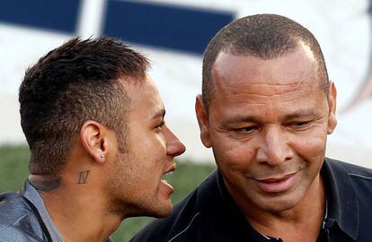 Neymar habla con su padre en un torneo en Brasil, el 9 de julio. 