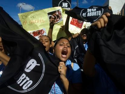 Manifestantes católicos contra el aborto sostienen carteles que dicen en español "Di no al aborto, sí a la vida" frente al Congreso en Santo Domingo, en octubre de 2007.