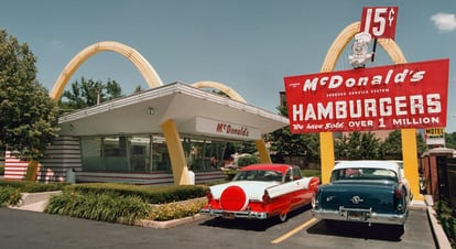 El arquitecto Stanley Clark Meston empleó el rojo y el amarillo en 1953, cuando los dos hijos del fundador de la compañía le propusieron diseñar un McDonald’s de carretera que pudiera convertirse en restaurante franquicia.