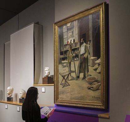 La pintura de Santiago Rusiñol 'Enric Clarasó al seu taller', junt amb el bust de l'emperador.