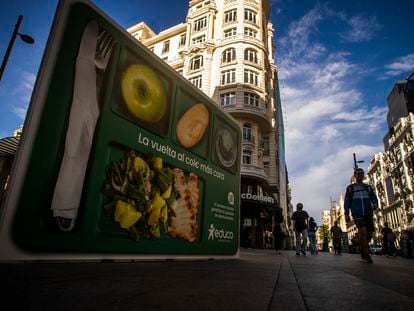 Un cartel de una bandeja comedor gigante en la Plaza Red de San Luis, en el centro de Madrid este miércoles.