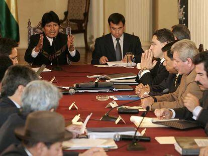 El presidente de Bolivia, Evo Morales (al fondo, a la izquierda), en la reunión de ayer con los gobernadores.