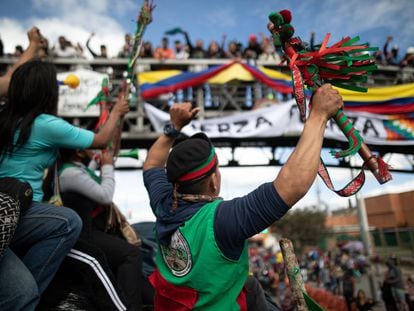 Manifestantes que participan en las movilizaciones de comunidades indígenas, en Bogotá.