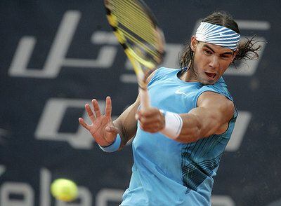 Nadal devuelve un golpe en su partido contra Murray.