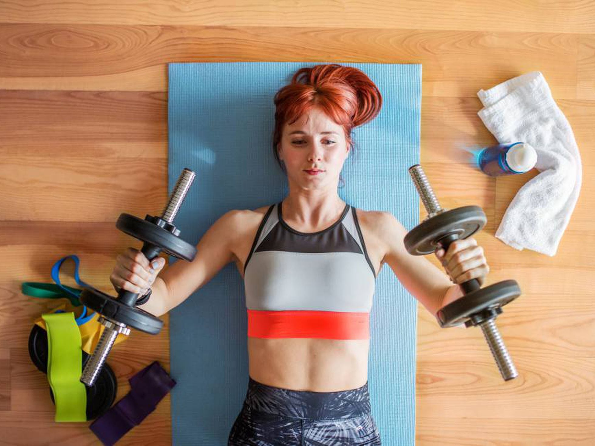 Ejercicios con mancuernas para iniciarte en el entrenamiento con pesas -  Foto 1