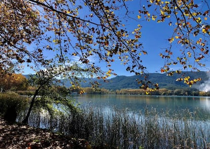 El lago de Banyoles, próximo al bosque de Les Estunes.