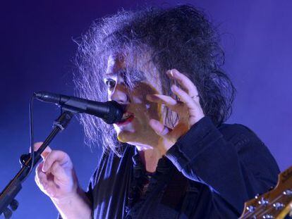 El vocalista Robert Smith de The Cure. 