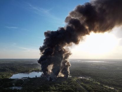 Unaa explosión en el Centro de Almacenamiento de Crudo de Petróleos Mexicanos (PEMEX, en Ixhuatlán del Sureste, estado de Veracruz, México). 
